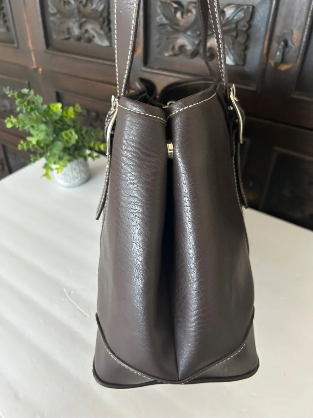 Classic Brown Leather Tote Bag with Contrasting Stitching